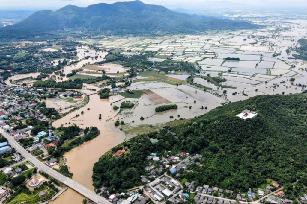 เชียงราย ยังอ่วม ฝนตก น้ำป่าไหลหลาก ดินถล่มต่อเนื่องถึงเช้านี้ รวม 12 วัน กระทบ 12 อำเภอ 35 ตำบล 3,328 ครัวเรือน พื้นที่เกษตรจมบาดาลกว่า 2 หมื่นไร่