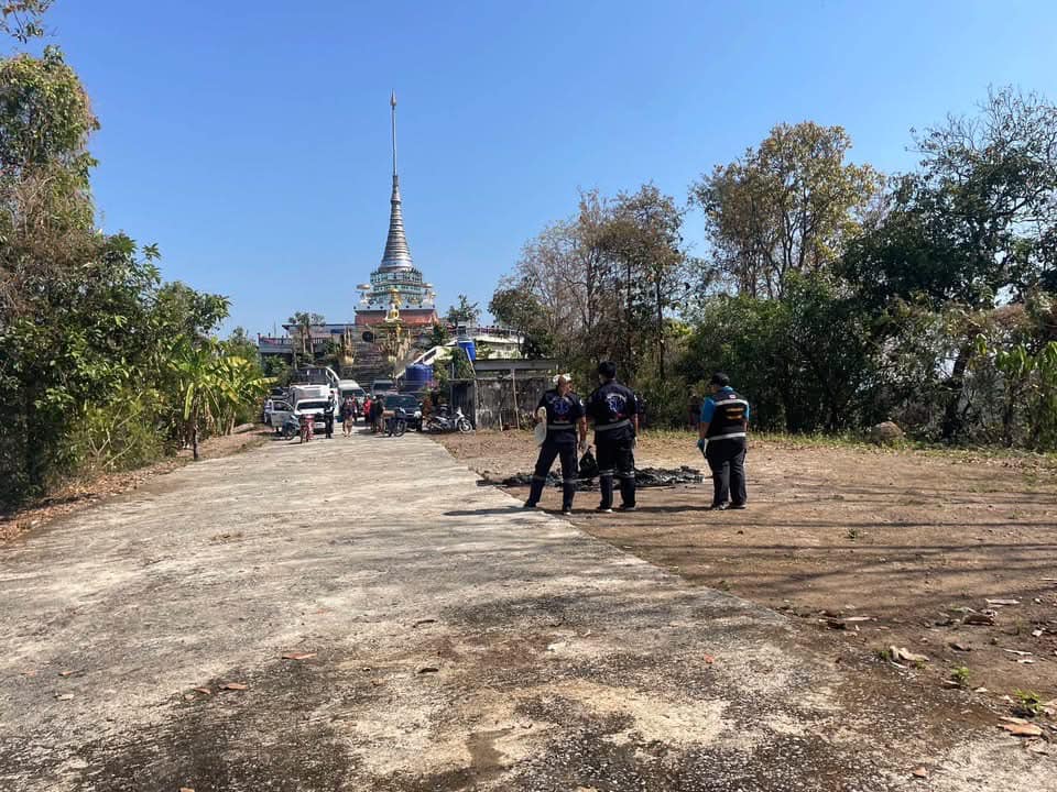 หลวงปู่วัย 74 ปี เขียนบันทึกก่อนจบชีวิตด้วยการเผานั่งยางหน้าพระธาตุประจำอำเภอ