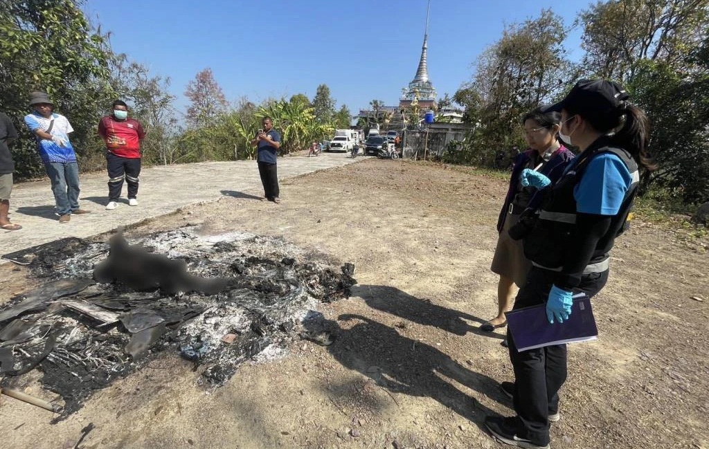 หลวงปู่วัย 74 ปี เขียนบันทึกก่อนจบชีวิตด้วยการเผานั่งยางหน้าพระธาตุประจำอำเภอ