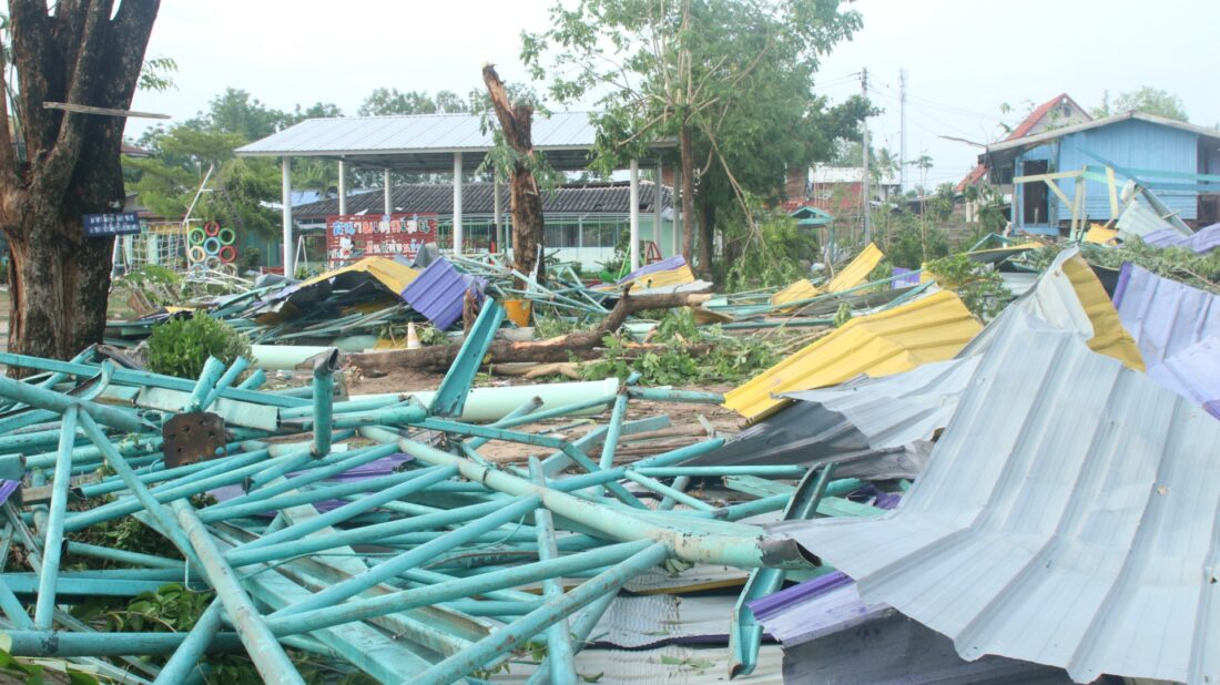 พายุฤดูร้อนพัดถล่ม 5 อำเภอเชียงราย เสียหายเป็นวงกว้าง