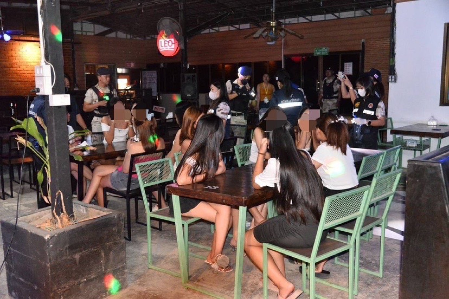 เชียงรายบุกทลายสถานบันเทิง พบสาว 15 ปี คอยให้บริการลูกค้