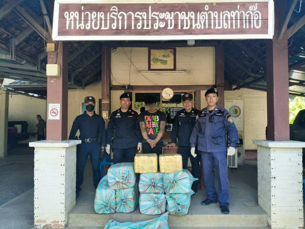 ตำรวจเชียงรายจับกุมคนขับรถบรรทุกขนยาบ้าล็อตใหญ่กว่า 1.5 ล้านเม็ด ผ่านด่านตรวจทางหลวง 118