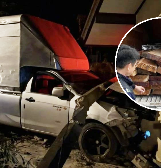 ชายชาวเชียงรายลักลอบขนไม้พะยูง ประสบอุบัติเหตุรถกระบะชนระหว่างการไล่ล่าของตำรวจ