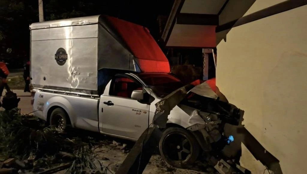 ชายชาวเชียงรายลักลอบขนไม้พะยูง ประสบอุบัติเหตุรถกระบะชนระหว่างการไล่ล่าของตำรวจ