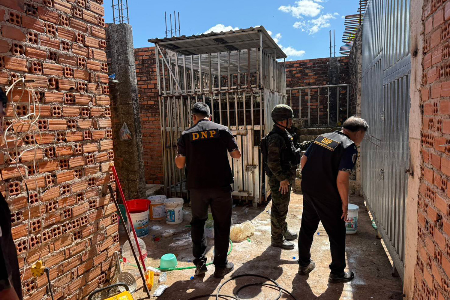 ทหารไทยช่วยเหลือสิงโต 2 ตัวและหมี 2 ตัวที่กำลังอดอาหารอยู่ในกัมพูชา