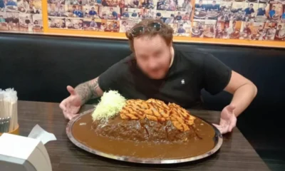 ชาวต่างชาติถูกจับได้ว่าโกงในการแข่งขันกินอาหารชิงเงินรางวัล 30,000 บาท